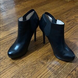 Guess women’s Black Leather Stiletto Ankle Booties - size 6.5